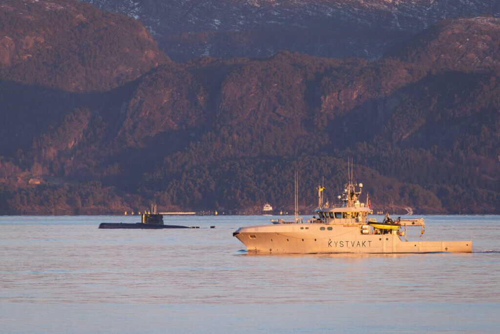 Øvelse Arctic Dolphin 26 gjennomføres 2.–13. februar 2026 på Vestlandet. Øvelsen er en årlig, alliert maritim øvelse med fokus på ubåtjakt og klarering av ubåtsjefer i krevende, arktiske forhold. Norske og allierte fartøy, ubåter og luftressurser trener sammen i Bjørnafjorden, Sognesjøen og Sognefjorden for å styrke samvirke, operativ evne og interoperabilitet innen NATO.