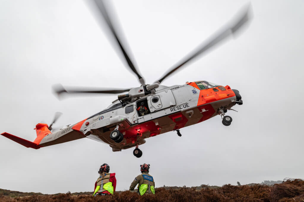 330 skvadron ved Sola flystasjon trener med SAR Queen på bruk av Redstreak Mobile Phone Detection and Location System (MPDLS) og håndholdt RFD Radio Frequency Detector under egentrening på Karmøy. Lege og redningsmann venter på at SAR Queen skal ta af før de setter i gang med søk.